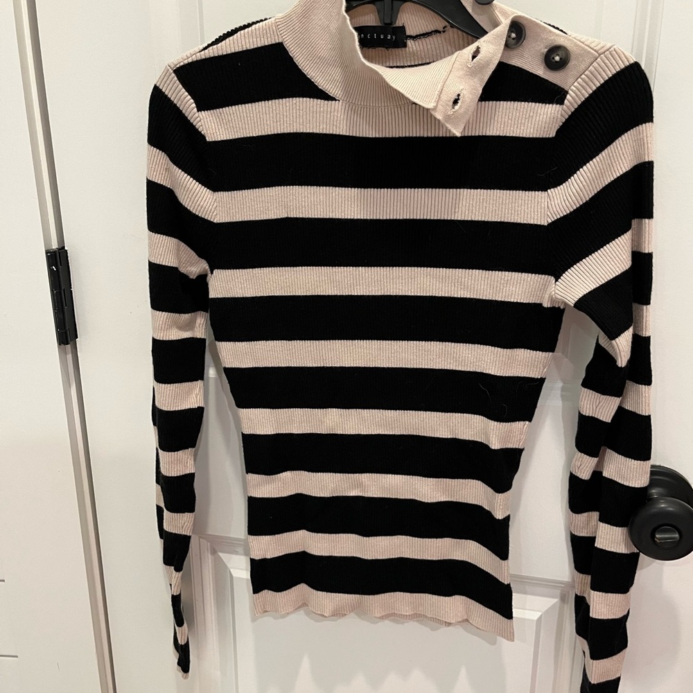 Sanctuary sweater. Worn once. XS. Adorable with buttons on neck.